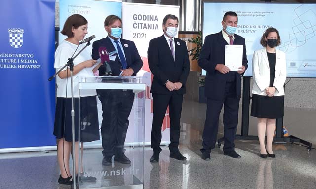 Ravnatelj gospićke knjižnice Milan Šarić (predzadnji desno) na svečanosti u Ministarstvu kulture                                                                                                                                                          